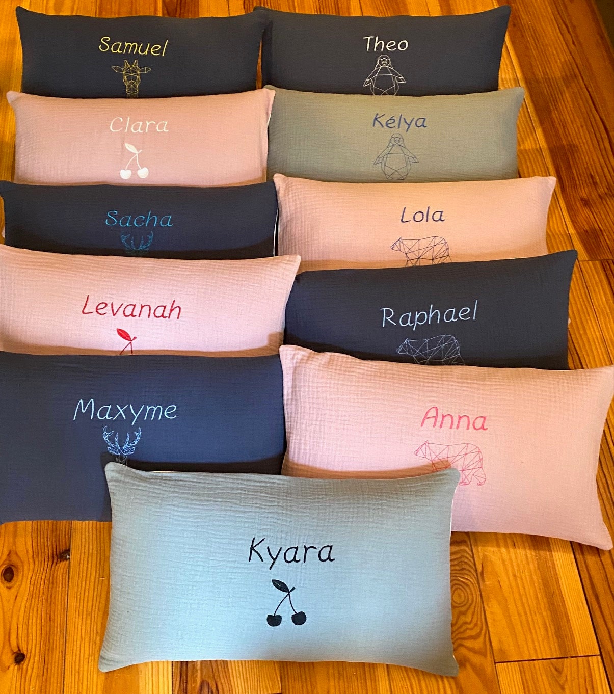 Coussin gaze de coton brodé personnalisé prénom et motif GRIS