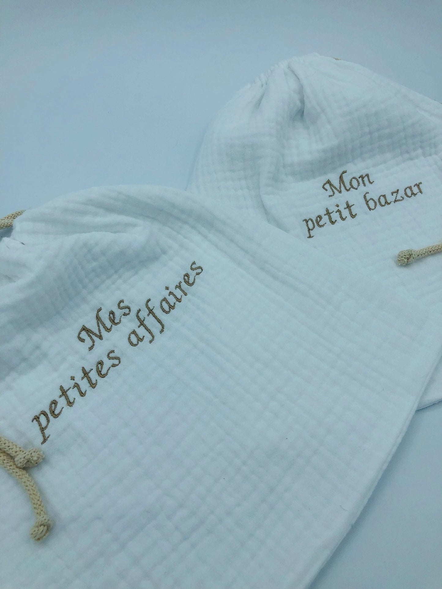 Pochon en triple gaze de coton brodé personnalisé 28X25 CM BLEU