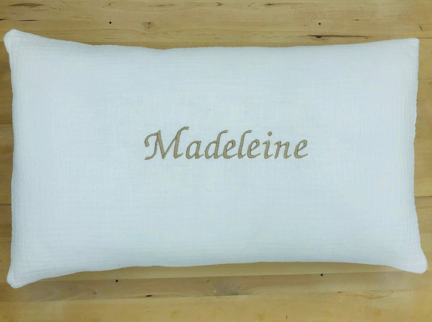 Coussin gaze de coton brodé prénom/mot déhoussable moutarde