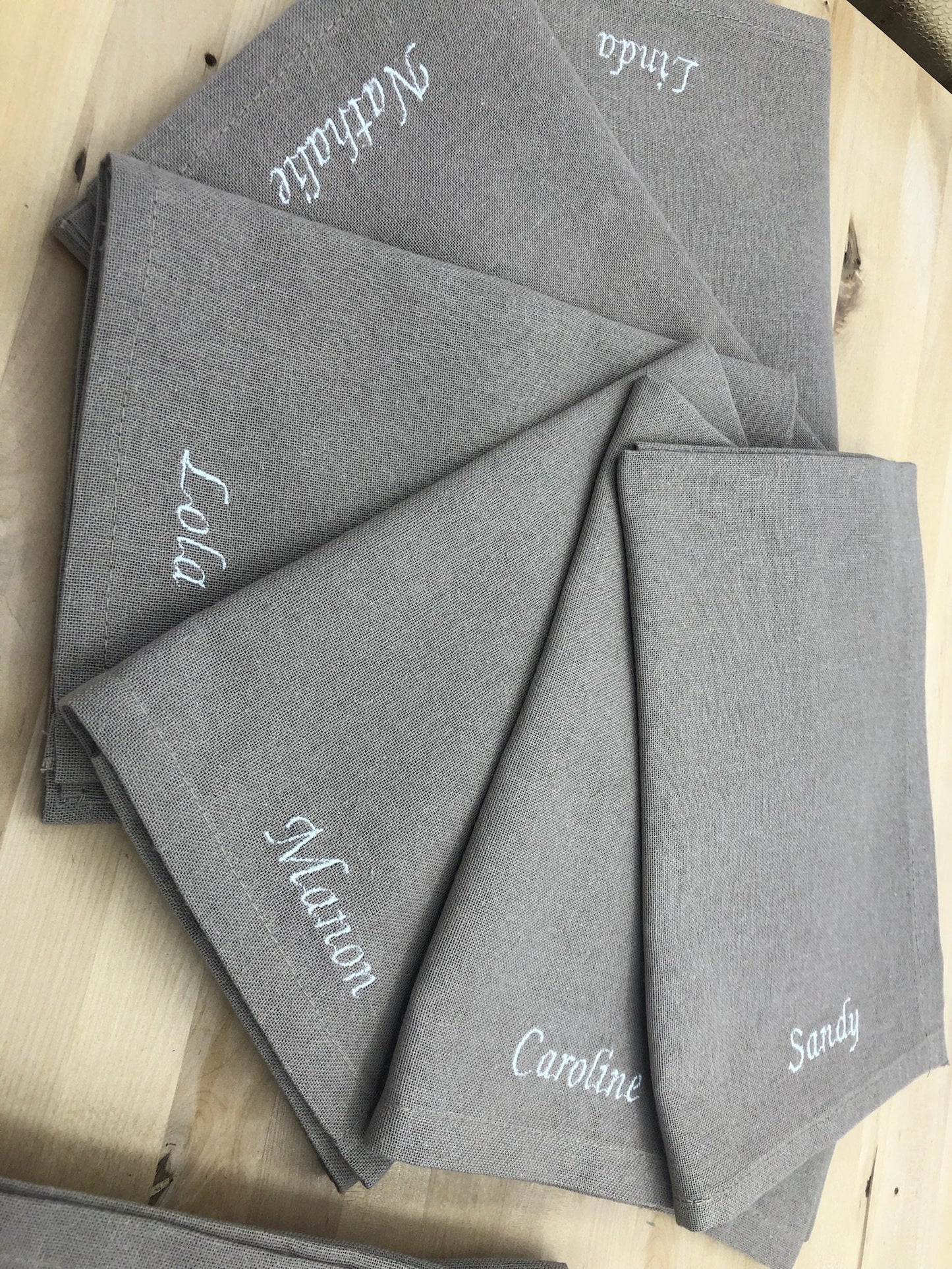 Serviette de table brodée personnalisée typo liée