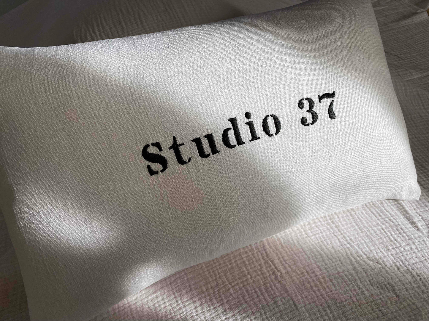 Coussin en Lin brodé personnalisé déhoussable blanc