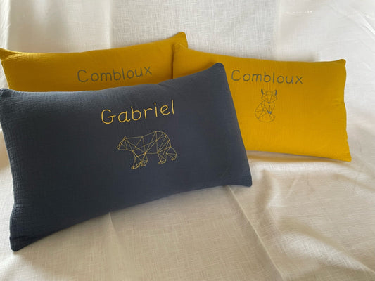 Coussin gaze de coton brodé personnalisé prénom et motif