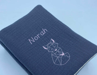 Protège carnet de santé brodé personnalisé motif baleine