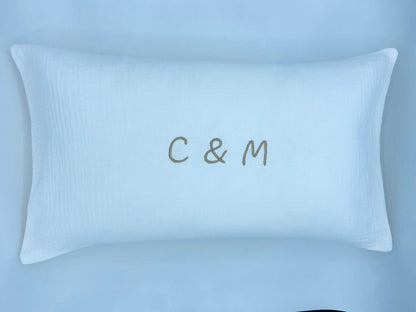 Coussin gaze de coton brodé prénom/mot déhoussable rose