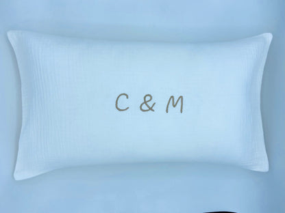 Coussin gaze de coton brodé prénom/mot déhoussable vert d'eau