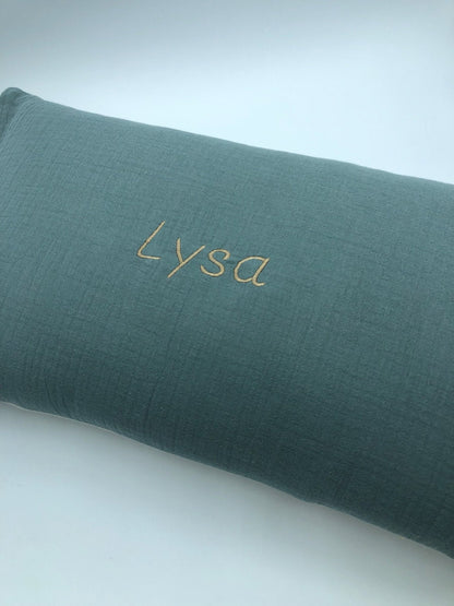 Coussin gaze de coton brodé prénom/mot déhoussable vert d'eau