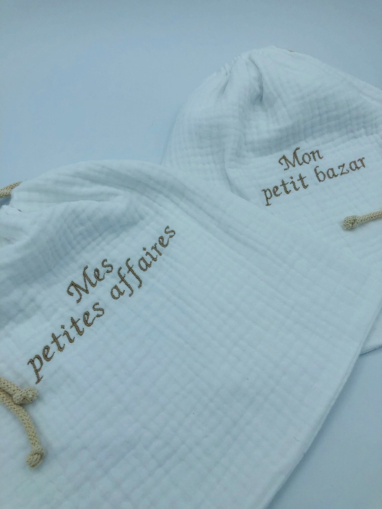 Pochon en triple gaze de coton brodé personnalisé 28X25 CM GRIS