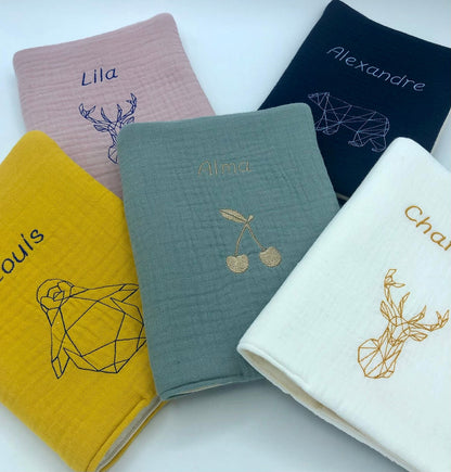 Protège carnet de santé brodé personnalisé motif baleine