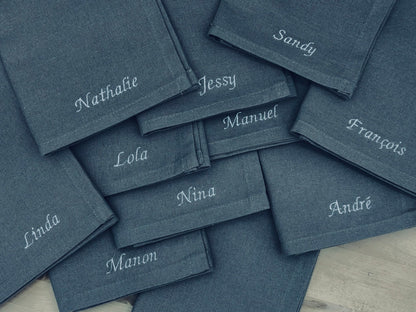 Serviette de table brodée personnalisée typo liée