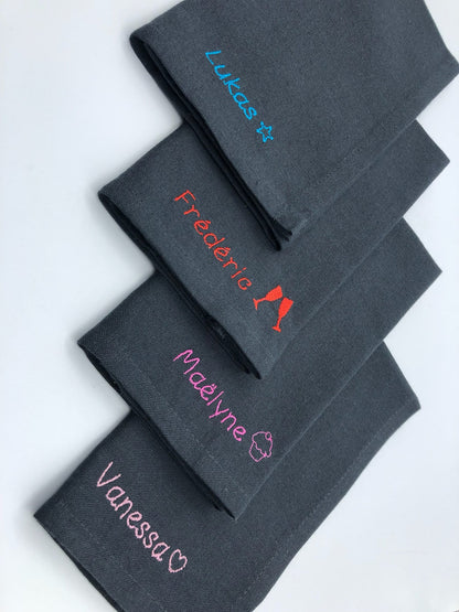 Serviette de table brodée personnalisée motif gris